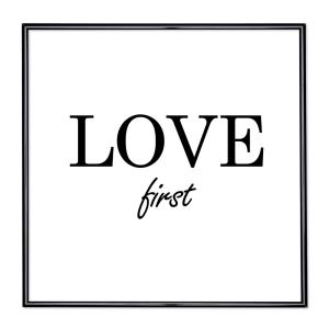 Marco con el lema motivador “Love First”