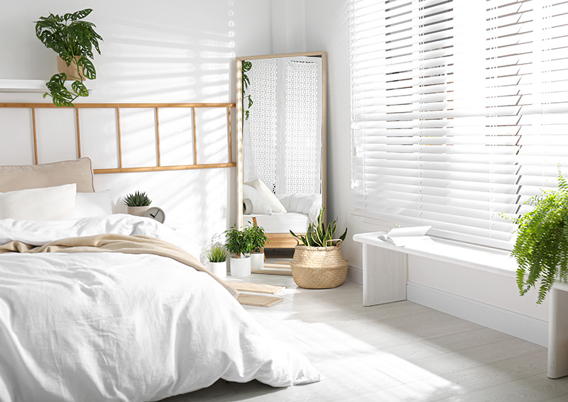 Los espejos con marcos de madera acentúan el ambiente acogedor del dormitorio
