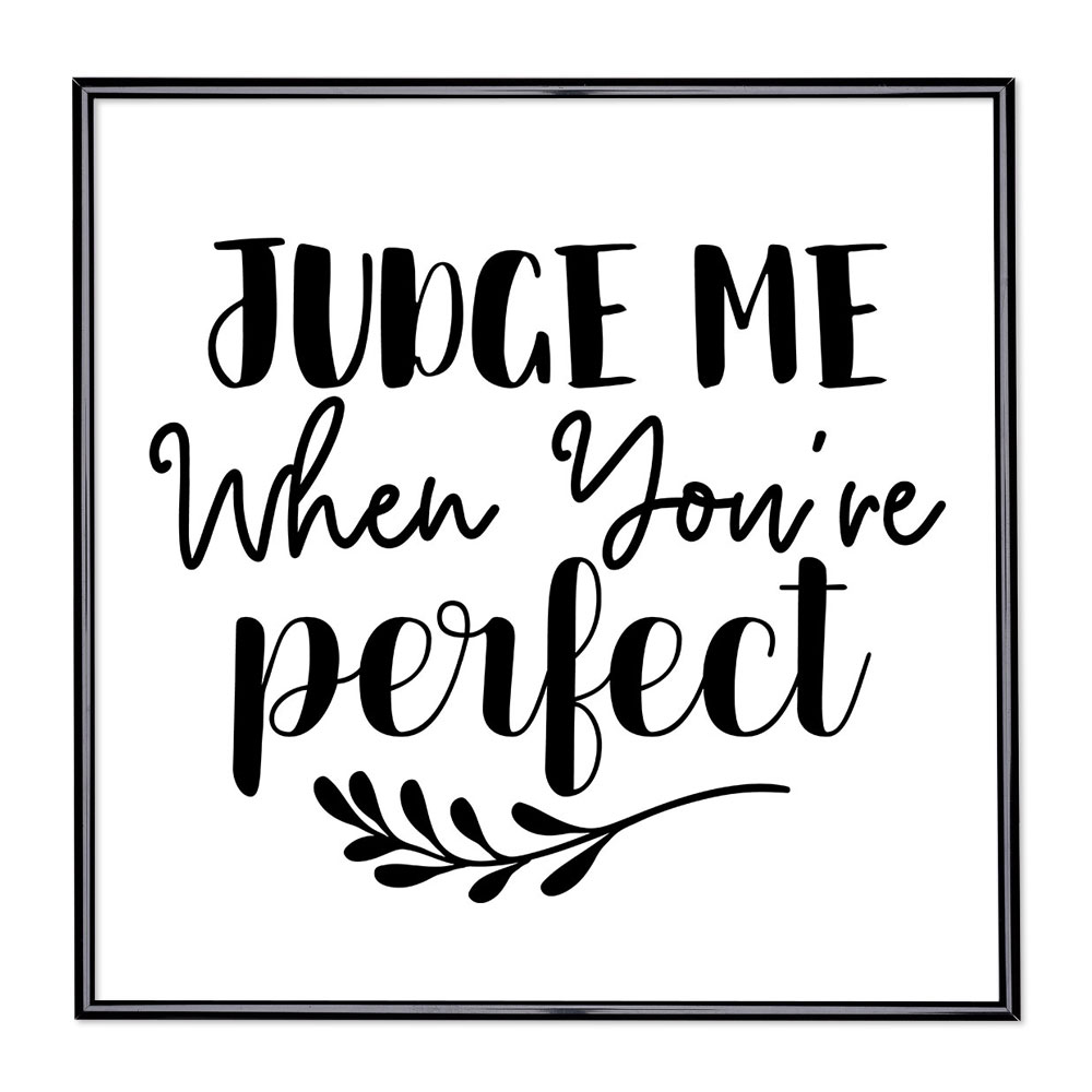 Marco con el lema motivador “Judge Me When You're Perfect” 
